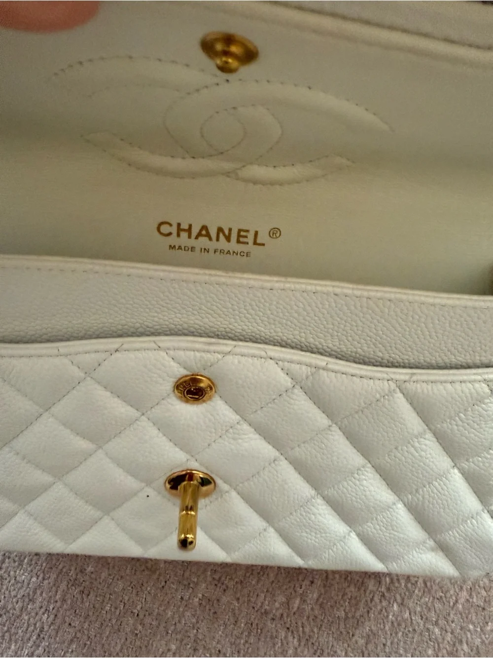 CHANEL White Quilted Shoulder Bag with Gold Chain